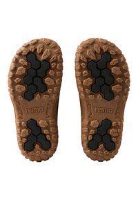 Brune gummisåler med en teksturert overflate, med et hexagonalt mønster og svarte aksenter, designet for grep og holdbarhet.