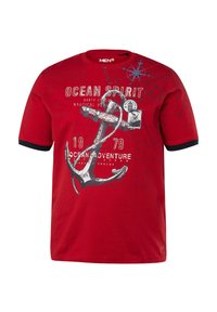 Camiseta de algodón roja con detalles negros, que presenta un gráfico de ancla náutica, texto en blanco y gris, y un diseño de corte relajado.