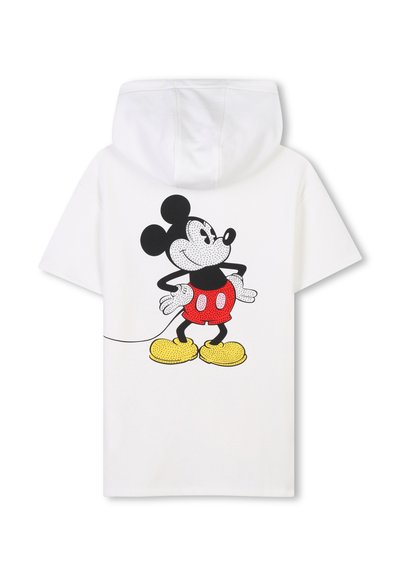 Felpa bianca con un grafico di un topo dei cartoni animati in pantaloni rossi e scarpe gialle, con un'espressione giocosa e dettagli neri.