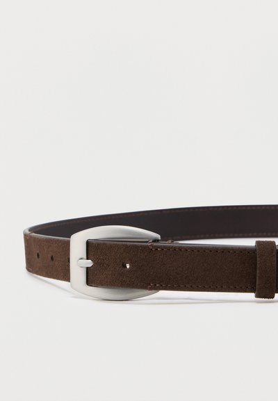 Καφέ ζώνη από σουέντ με ασημένια μεταλλική αγκράφα, τοποθετημένη επίπεδα πάνω σε λευκό φόντο.