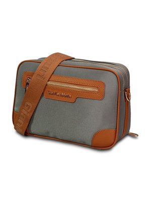 Sac bandoulière rectangulaire gris avec garniture en cuir marron, poche avant zippée, double fermeture éclair supérieure et large bandoulière marron réglable avec logo.