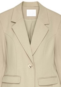Beige maßgeschneiderter Blazer mit Reverskragen, Einzelknopfverschluss, strukturiertem Stoff und zwei vorderen Taschen. Futter sichtbar an der Öffnung.