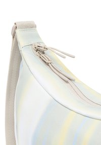 Hobo-väska i ljusa pastellfärger med subtila ränder, tillverkad av hållbart tyg, med dragkedjestängning och texturerade detaljer.