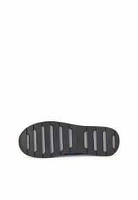 Semelle de chaussure en caoutchouc noir avec des rainures horizontales et des sections surélevées. Présente le logo « BOSS » ; texture lisse avec un profil plat.