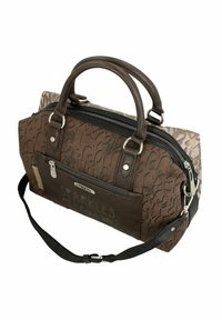 Sac à main marron à motifs avec poignées en cuir, poche zippée et bandoulière amovible. Présente un texte et un design texturé.