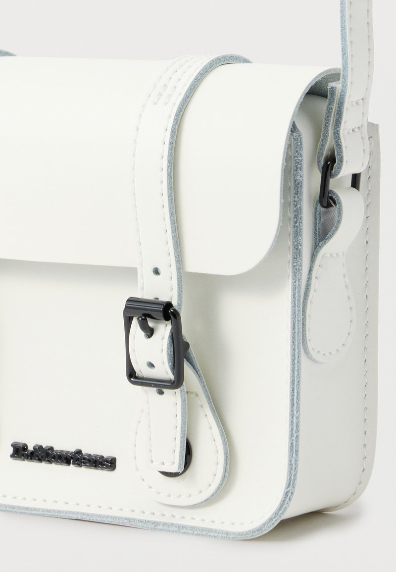 Borsa a tracolla in pelle bianca con chiusure a fibbia nere e piccolo logo metallico del marchio nell'angolo inferiore sinistro anteriore.