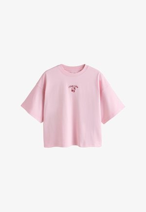Hellrosa übergroßes T-Shirt mit kurzen Ärmeln, mit kleinem roten Hello Kitty-Grafik und Text mittig auf der Brust.