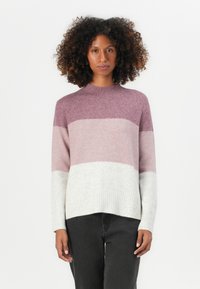 Strickpullover mit Rundhalsausschnitt, der horizontale Streifen in Pflaume, zartrosa und Weiß aufweist. Weiche Textur mit geripptem Saum.