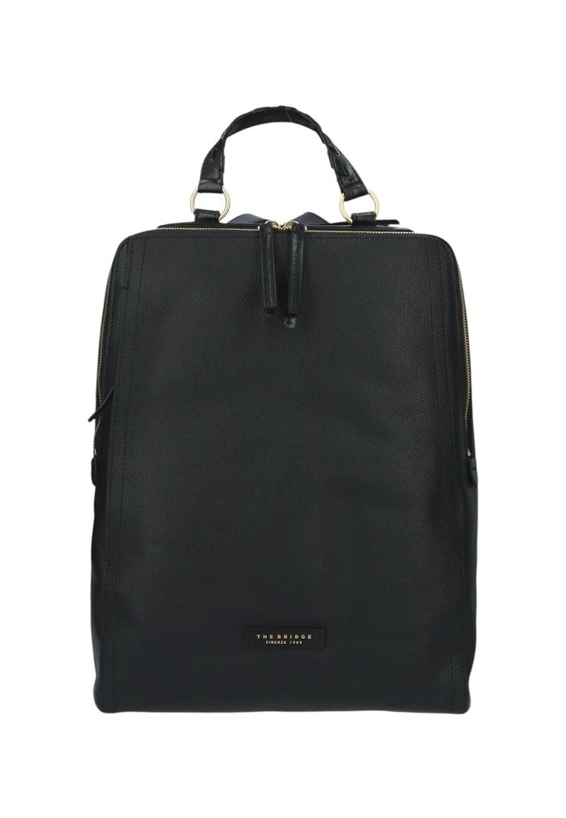 Zaino in pelle nera con manico superiore, dettagli in metallo dorato e una piccola etichetta frontale che recita "THE BRIDGE FIRENZE 1969."