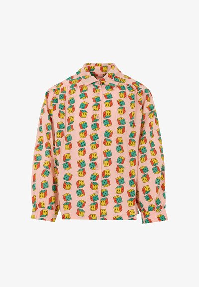 Camicia con bottoni in tessuto rosa, caratterizzata da un motivo ripetuto di dadi colorati in rosso, giallo, verde e blu. Maniche lunghe; colletto classico.