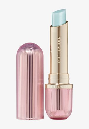 Balsam do ust Estée Lauder z metalicznym różowym żebrowanym etui i złotą tubką, sztyft balsamu odsłonięty w jasnoniebieskim odcieniu.