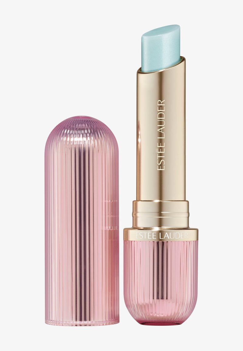 Estée Lauder leppepomade med metallisk rosa riflet etui og gull tube, pomadestiften synlig i blek blå nyanse.