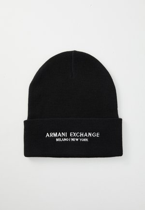 Bonnet en tricot noir avec un revers, décoré d'un texte brodé blanc "ARMANI EXCHANGE MILANO/NEW YORK". Texture lisse, design classique.