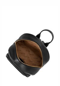 Zaino in pelle nera con pelle texturizzata e chiusura con cerniera. Interno foderato in tessuto beige con motivo ripetuto del logo "Wittchen".