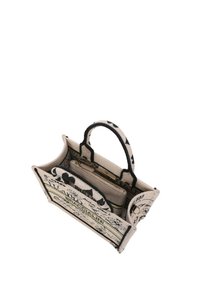 Borsa a mano in tela beige con accenti neri e motivi floreali. Presenta una forma strutturata e manici doppi. Contiene una pochette interna con zip più piccola.