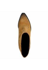 Bottine en daim fauve avec un bout pointu et une semelle noire. Texture lisse, design minimaliste, avec une large ouverture sans fermetures visibles.