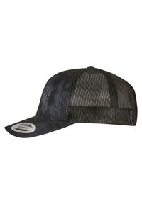 Fekete snapback sapka ívelt árnyékkal, mintás elülső résszel és hálós hátsó résszel. A dizájn tartalmaz egy lapos logófoltot az elülső részen.