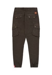 Pantaloni cargo din bumbac maro închis cu manșete elastice, multiple buzunare în față și în spate, și o etichetă pătrată din piele pe talie.