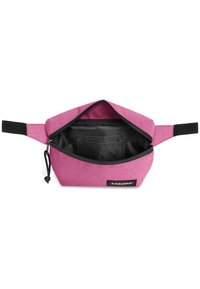 Bolsita de tejido texturizado rosa con cremallera negra y bolsillo interior. Incluye una correa negra para llevarla o sujetarla.