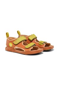 Sandalias infantiles en naranja y verde con correas de Velcro ajustables, diseño abierto en la parte delantera y secciones recortadas para mayor transpirabilidad.