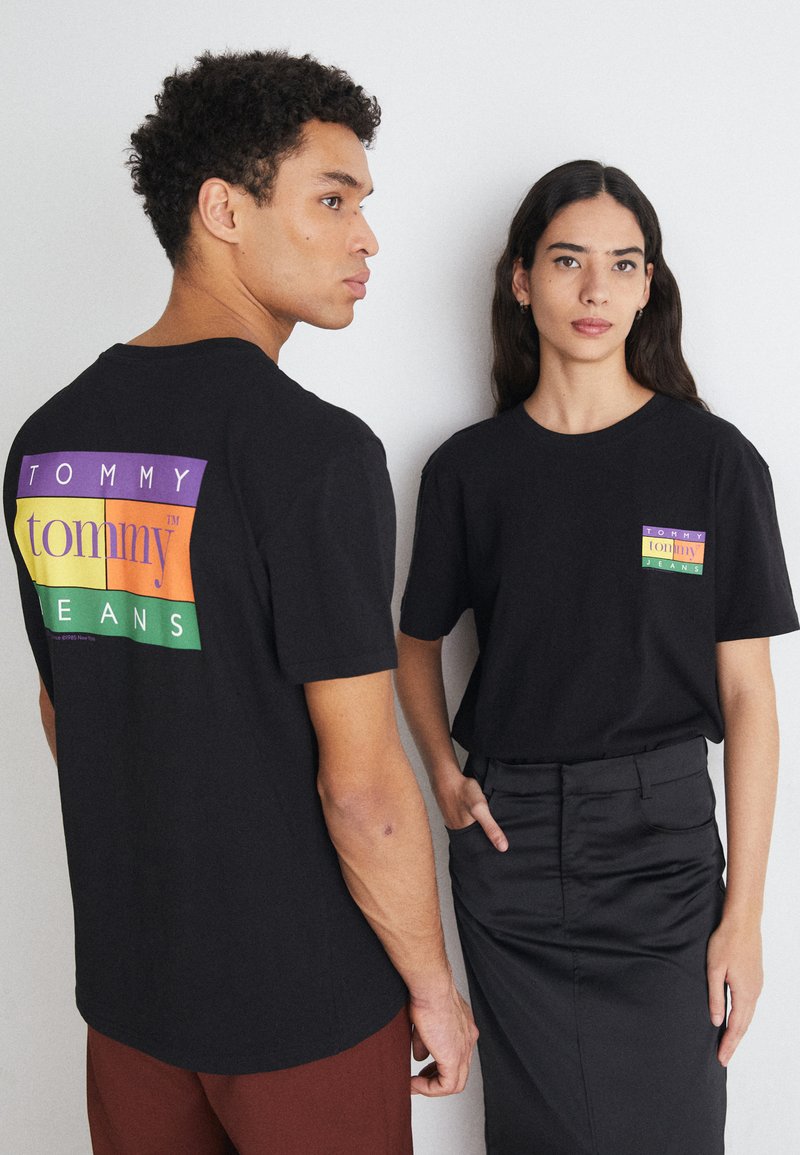 Tommy Jeans TJM REG SUMMER FLAG TEE EXT - T-shirt con stampa - black