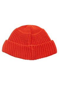 Kaptur dzianinowy w jasnopomarańczowym kolorze, z teksturowanym wzorem, posiadający podwinięty brzeg na dole i zaokrąglony wierzch.