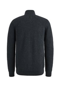 Donkerblauwe gebreide trui met een hoge kraag, voorzien van een textuurpatroon op de mouwen en de rug, met subtiele spikkels in een lichte kleur doorheen.