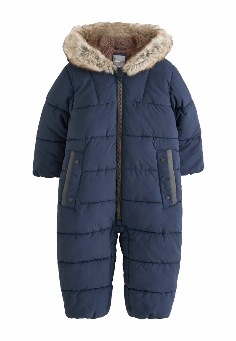 Combinaison de neige matelassée marine avec capuche doublée de fausse fourrure, design matelassé, fermeture éclair à l'avant et deux poches à boutons-pression sur les côtés. Tissu doux et isolant.