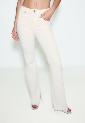 Stradivarius, D74 BELL BOTTOM STRETCH SLIT JEANS 04804586 - Jean bootcut - white