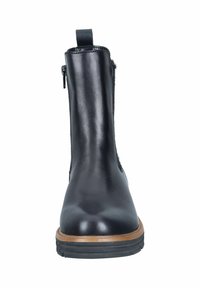 Schwarze Leder-Ankle Boots mit glatter Oberfläche, runder Zehenpartie, seitlichem Reißverschluss und Gummisohle mit einem leichten Holzakzent am Fußrand.