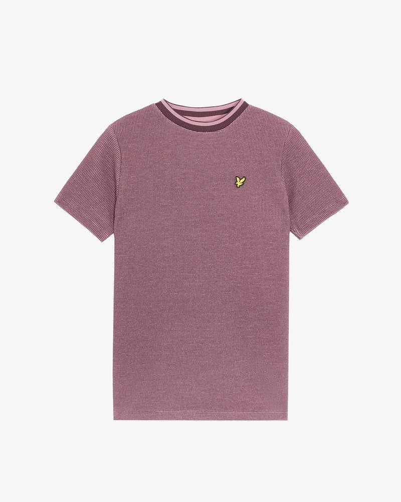 T-shirt slim-fit de manga curta em tecido lilás claro com padrão texturizado. Possui gola redonda escura em contraste e pequeno logótipo amarelo.