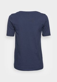 Camiseta de manga corta de color azul marino, hecha de algodón, con un escote redondeado y una textura suave sin patrones ni adornos visibles.