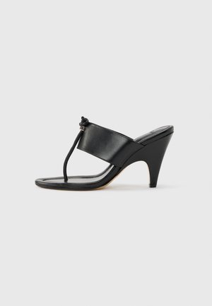 Sort højhælet sandal med bred frontrem og en tåsløjfe med en knyttet snordetalje, vist i profil på hvid baggrund.