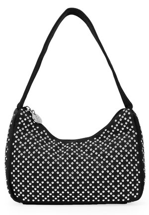 Bolso de mano negro con forma curva, cubierto de tachuelas plateadas, tejido texturizado, correa de hombro sencilla y cierre de cremallera.