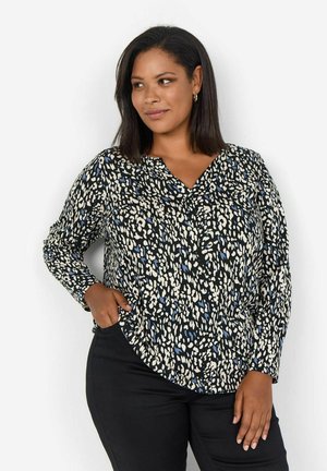 Schwarze Bluse mit V-Ausschnitt, ausgestattet mit einem weißen und blauen abstrakten Muster, langen Ärmeln und einer lockeren Passform, kombiniert mit schwarzen Hosen.