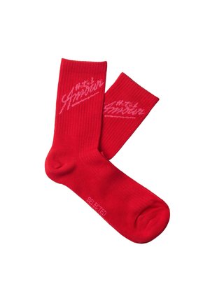 Șosete crew roșu aprins cu textură striată, având text roz scris de mână și cuvântul „SELECTED” în zona piciorului.