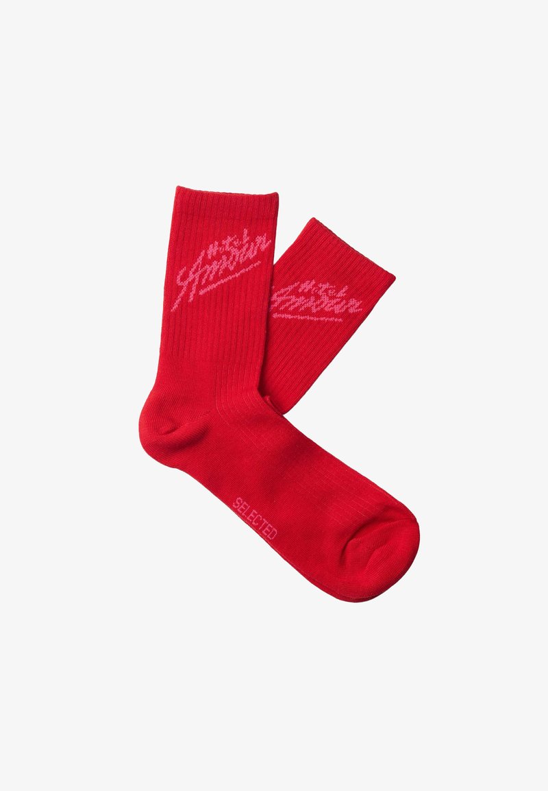 Chaussettes rouges vives pour équipage avec texture côtelée, comportant un texte en écriture cursive rose et le mot "SELECTED" sur la zone du pied.