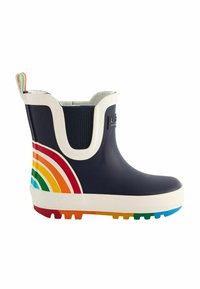 Botte de pluie en caoutchouc bleu marine avec des accents blancs. Présente un design arc-en-ciel multicolore sur le côté. Semelle texturée pour une meilleure adhérence.