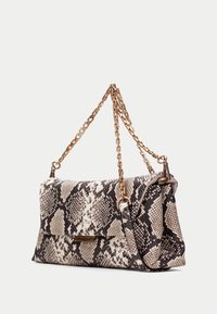 Borsa a tracolla con stampa rettile, in tessuto texturizzato, con tracolla in catena dorata e chiusura a pattina magnetica. Presenta una forma rettangolare e colori neutri.