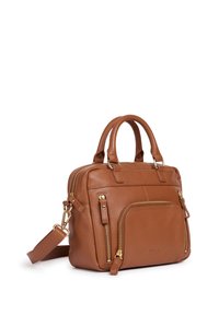Braune Lederhandtasche mit doppelten oberen Griffen, abnehmbarem Schultergurt, frontaler Reißverschlusstasche und goldfarbener Hardware. Glatte Textur, rechteckige Form.