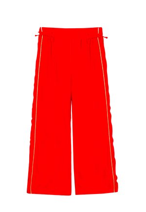 Pantaloni a gamba larga di un rosso acceso con vita elasticizzata e coulisse, caratterizzati da sottili strisce verticali ai lati.