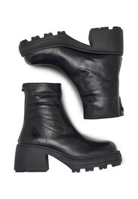Černé kožené kotníkové boty s robustním podpatkem, texturovaným svrškem, bočním zipem a robustní podrážkou se výrazným vzorem.