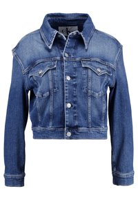 Modrá džínová zkrácená bunda s kovovými knoflíky, dvěma kapsami na hrudi a viditelným logem Calvin Klein Jeans.