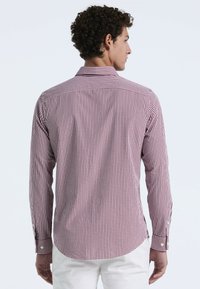 Langarm geruite shirt in rood en wit, vervaardigd uit geweven stof; voorzien van knoopmanchetten en een ronde zoom.