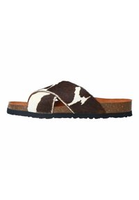 Bruine en witte koeienhuid slip-on sandaal met een kurken voetbed, voorzien van gekruiste banden en een gestructureerde zwart rubberen loopzool.