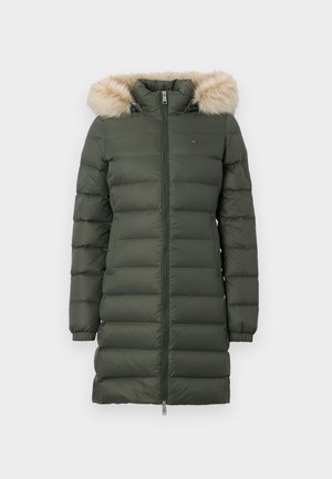 Olijfgroene lange gewatteerde winterjas met een rits aan de voorkant, zijzakken, elastische manchetten en een capuchon afgewerkt met beige nepbont.