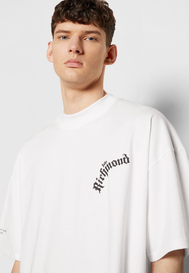 Herren T-shirts & Polos | John Richmond OVER RUNFLIK JIL T-Shirt print white/weiß - JG98687 Herren T-shirts & Polos | John Richmond OVER RUNFLIK JIL T-Shirt print white/weiß - JG98687