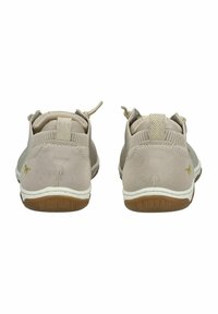 Beige Wildlederschuhe mit elastischem oberen Rand, abgerundetem Rücken und kleinen Logodetails. Gummisohle mit weißem Rand und strukturierten Akzenten.