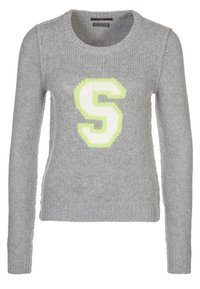 Grijze gebreide trui met een ronde halslijn. Heeft een grote witte en neon groene "S" op de voorkant. Lange mouwen en geribbelde manchetten.
