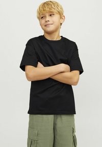 Svart t-shirt med kort ärm i bomull, med rund halsringning och avslappnad passform. Enkelt mönster utan synliga tryck eller detaljer.